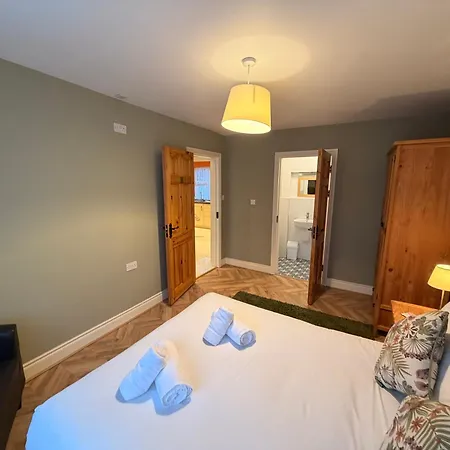 The Colony Townhouse * ディングル